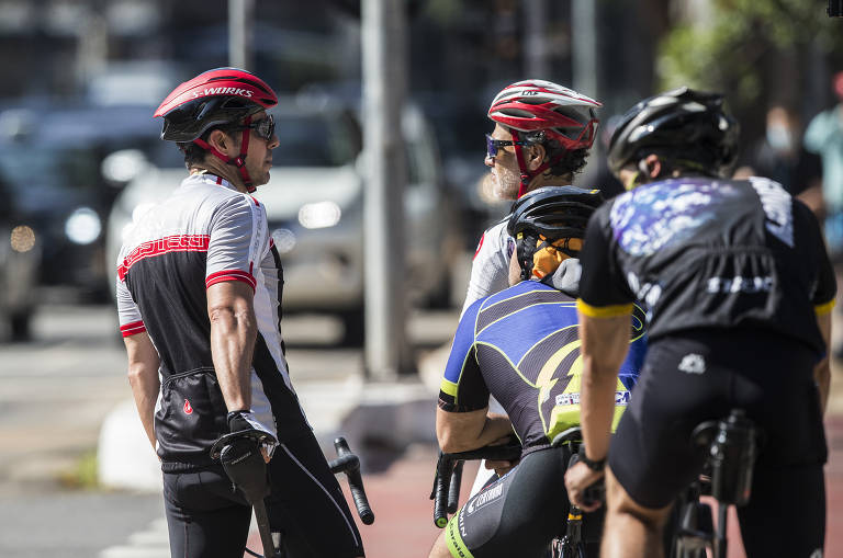 Ciclistas  utilizam ciclovia da avenida Faria Lima, na capital paulista