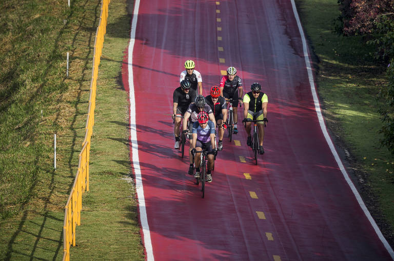 Ciclistas treinam na ciclovia da Marginal Pinheiros próximo à Ponte Cidade Universitária