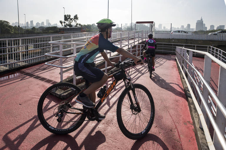 Ciclistas treinam na ciclovia da Marginal Pinheiros próximo à Ponte Cidade Universitária