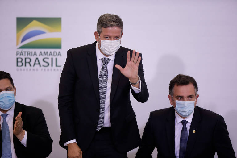 O presidente da Câmara Arthur Lira (PP-AL), em pé, durante cerimônia no Palácio do Planalto