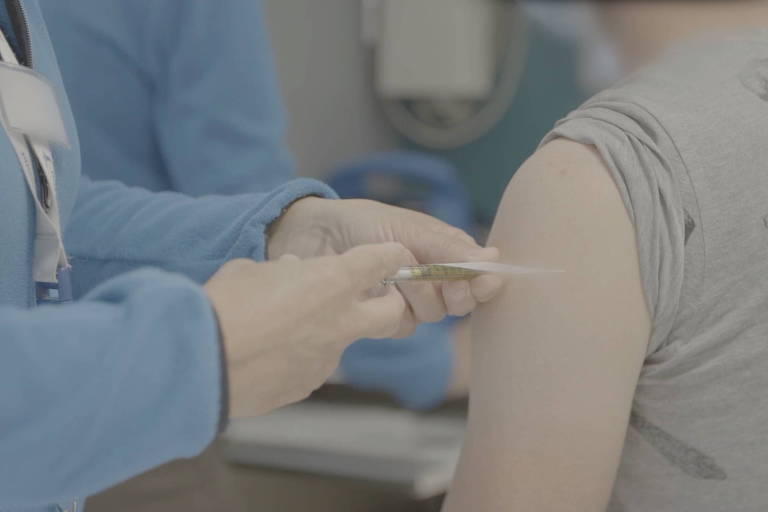 Profissional aplica vacina da Janssen em voluntário de teste na Holanda 