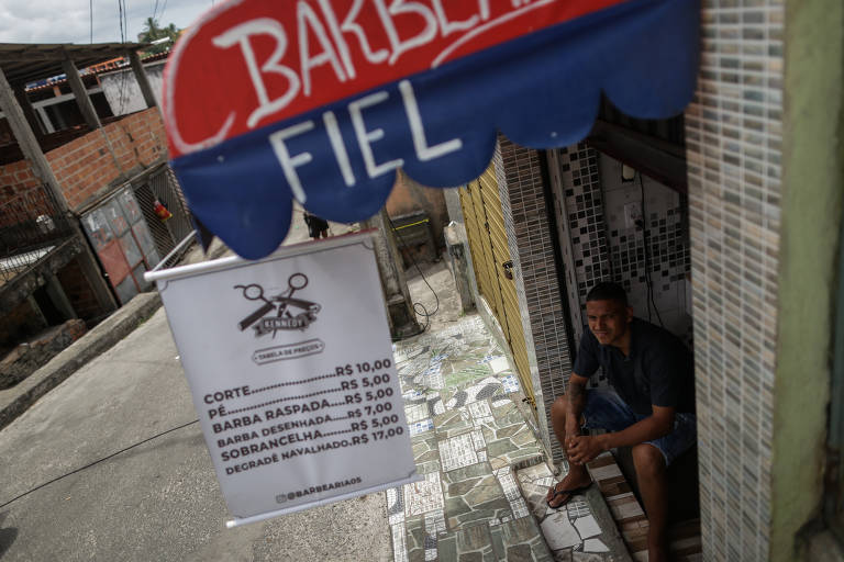 Desempregados e informais na periferia de Salvador; Kennedy Silva Nascimento, 24, barbeiro.