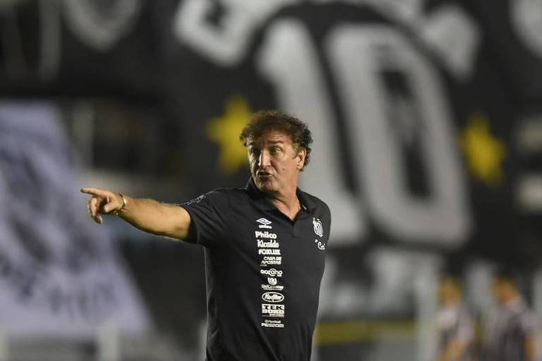 O técnico Cuca comanda o Santos contra o Fluminense, neste domingo (21), pelo Brasileiro