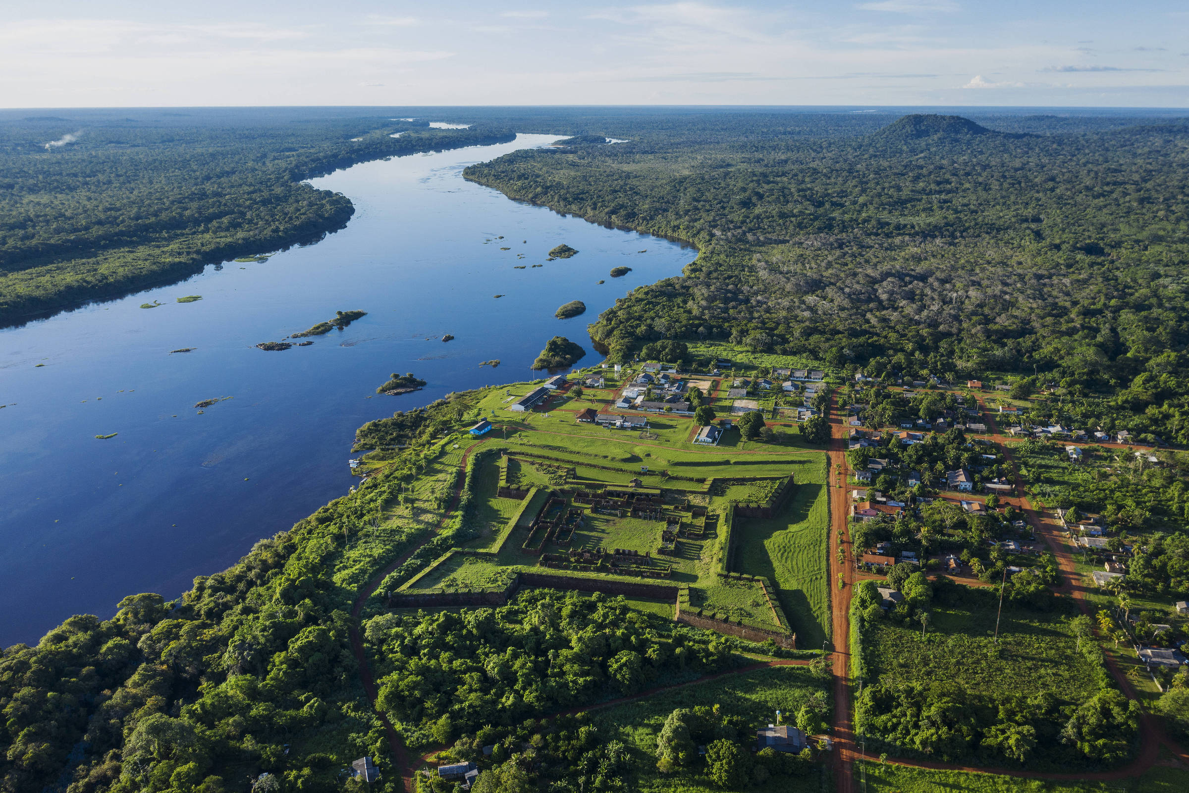 Vista aérea do Real Forte Príncipe da Beira, às margens do rio Guaporé, em Rondônia; do lado direito está a comunidade quilombola de mesmo nome