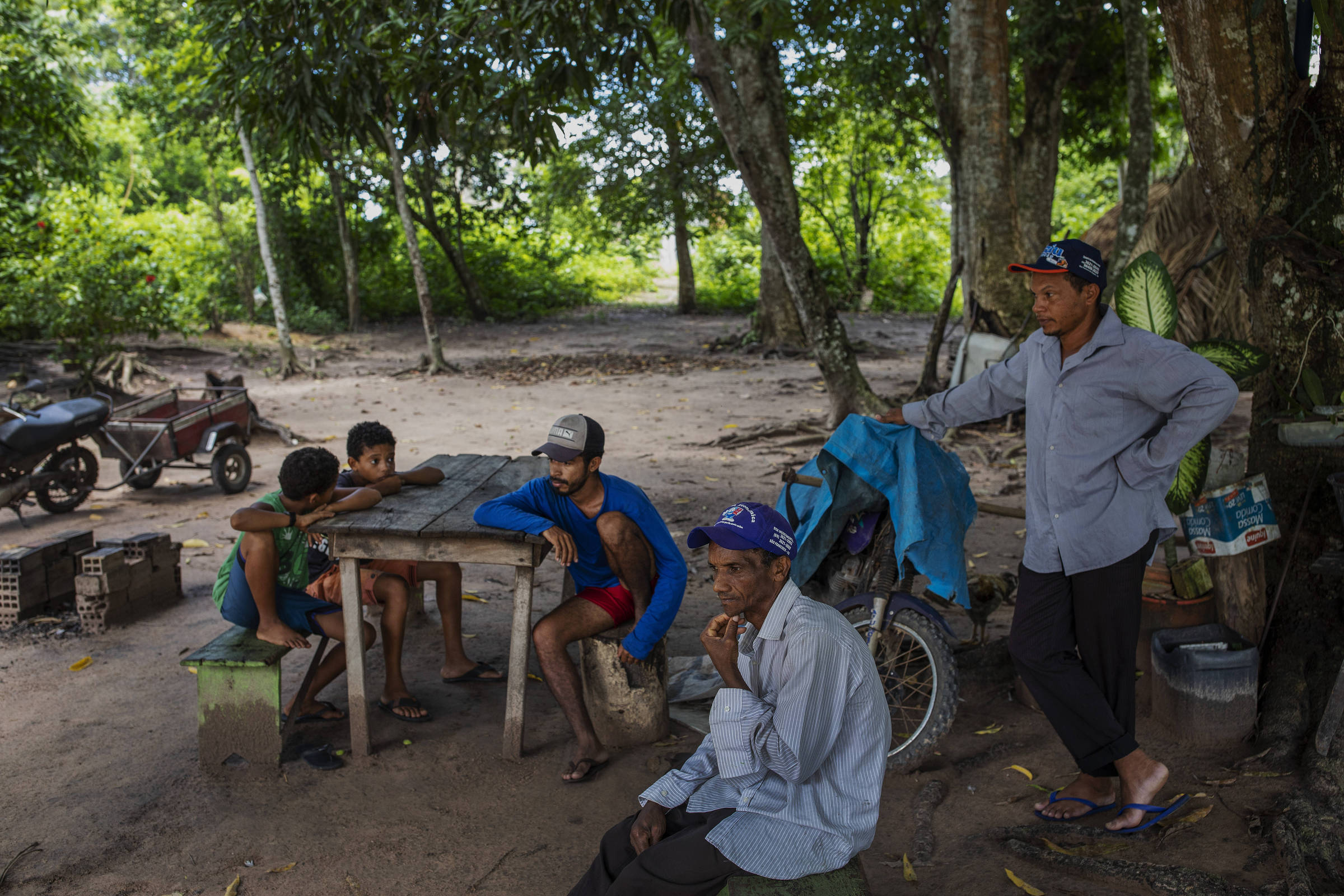 Moradores da comunidade quilombola de Santo Antonio se reúnem para conversar sob a sombra das árvores