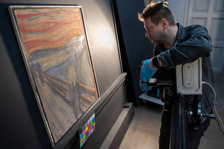 Pesquisador do Museu Nacional da Noruega usa equipamento de termografia infravermelha no quadro de Edvard Munch