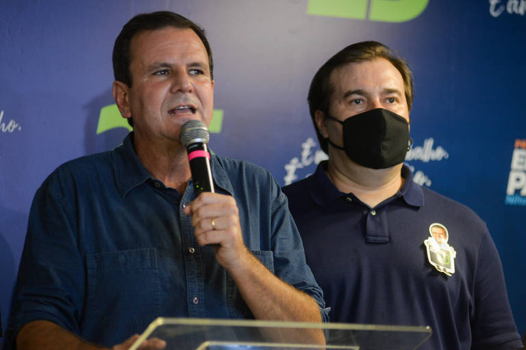 Eduardo Paes, em entrevista após ser eleito para o terceiro mandato como prefeito do Rio de Janeiro; a seu lado, Rodrigo Maia, ex-presidente da Câmara