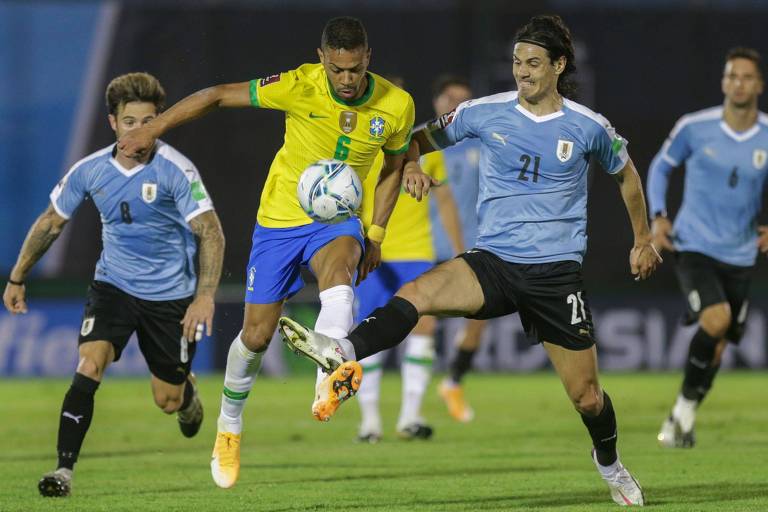 Renan Lodi disputa a bola com Cavani em jogo do Brasil contra o Uruguai pelas Eliminatórias da Copa-2022