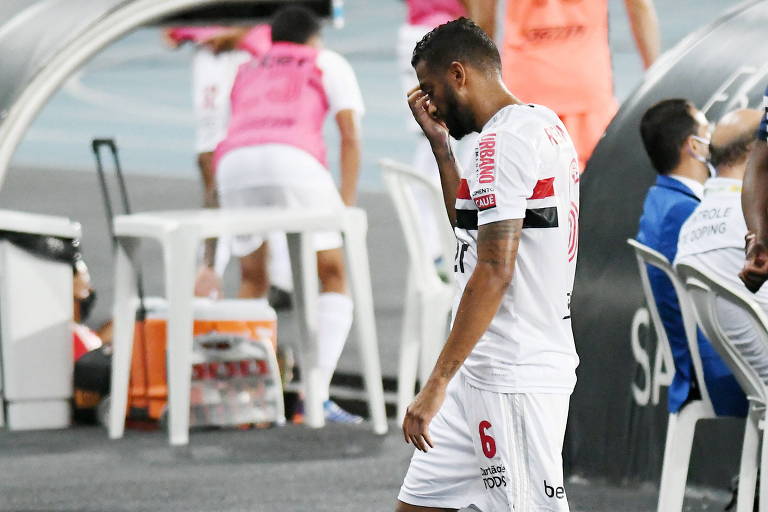 Reinaldo deixa o gramado do Engenhão após ser expulso em partida entre São Paulo e Botafogo