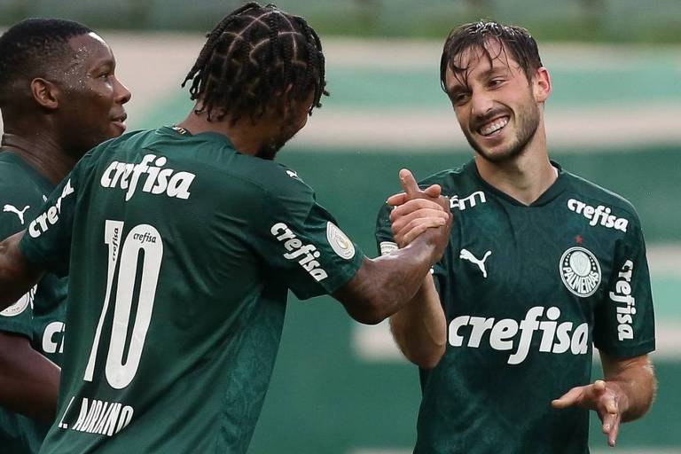 Jogadores de camisa verde (a partir da esq.), Patrick de Paula, Luiz Adriano e Matías Viña, que fez o gol, se cumprimentam