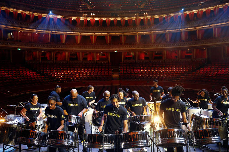 Mangrove Steelband se apresenta no palco enquanto é gravada por equipe de filmagem no Royal Albert Hall, em meio à pandemia 