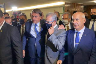 Bolsonaro e ministro Bento Albuquerque (Minas e Energia) no Congresso Nacional para entrega de MP de capitalização da Eletrobras.