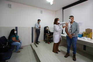 Funcionário do Complexo Hospitalar de Clínicas, recebe segunda dose da vacina