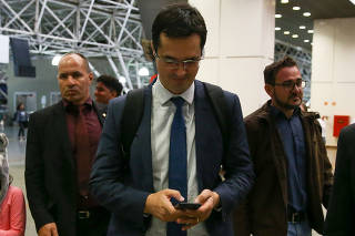 O procurador Deltan Dallagnol chega ao aeroporto de Brasília