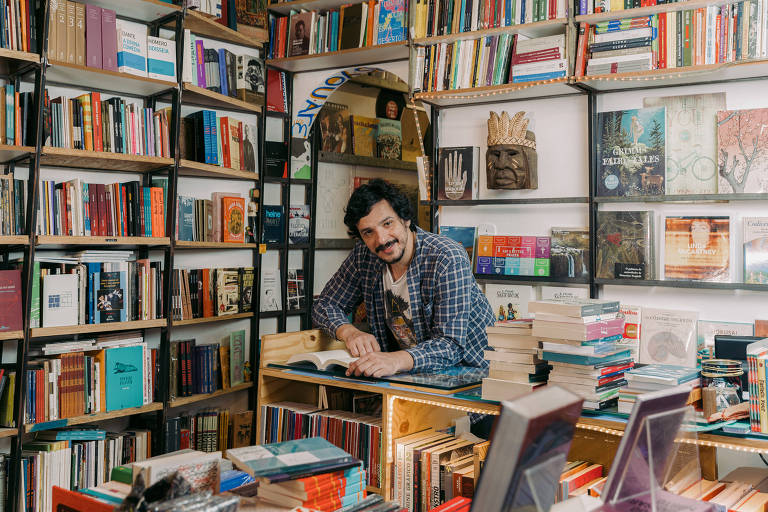 Beto Ribeiro, sócio da Livraria Simples, em junho do ano passado, quando o local ainda não funcionava presencialmente
