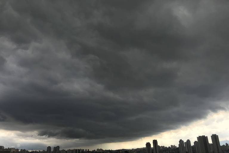 Grande nuvem de chuva cobre céu da cidade de São Paulo