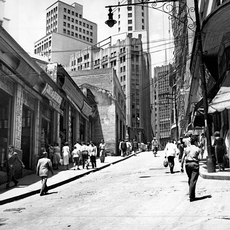Pedestres na ladeira Porto Geral, que no século 19 era conhecida como “ladeira do Tamanduateí” por ser uma das principais vias de acesso ao rio, hoje canalizado; é uma das travessas da 25 de Março, rua tradicional do comércio em São Paulo. Foto de aproximadamente 1950.