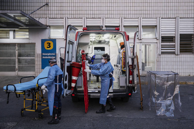 Sem leitos de UTI, pacientes esperam vaga dentro de ambulâncias em Natal