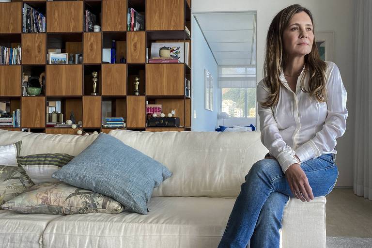 A atriz Adriana Esteves em sua casa no Rio de Janeiro