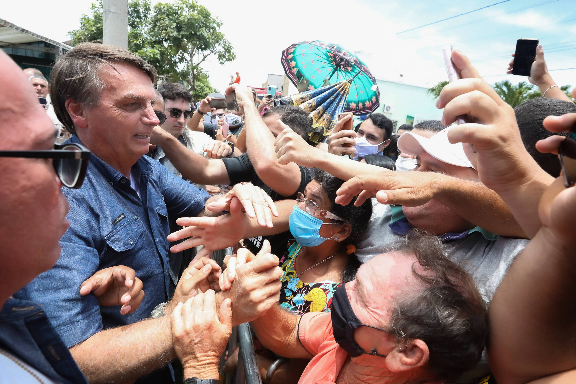 Em meio a colapso nacional, Bolsonaro omite erros e omissões na pandemia e tenta culpar governadores