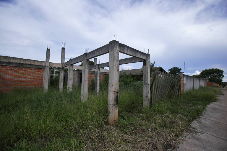 Prédio abandonado de escola planejada para atender estudantes do sexto ao nono ano e ensino médio na região de Mansões Odisseia, em Águas Lindas de Goiás (GO)