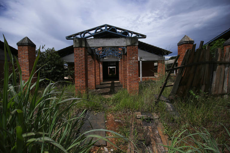 Prédio abandonado de escola planejada para atender estudantes do sexto ao nono ano e ensino médio na região de Mansões Odisseia, em Águas Lindas de Goiás (GO)
