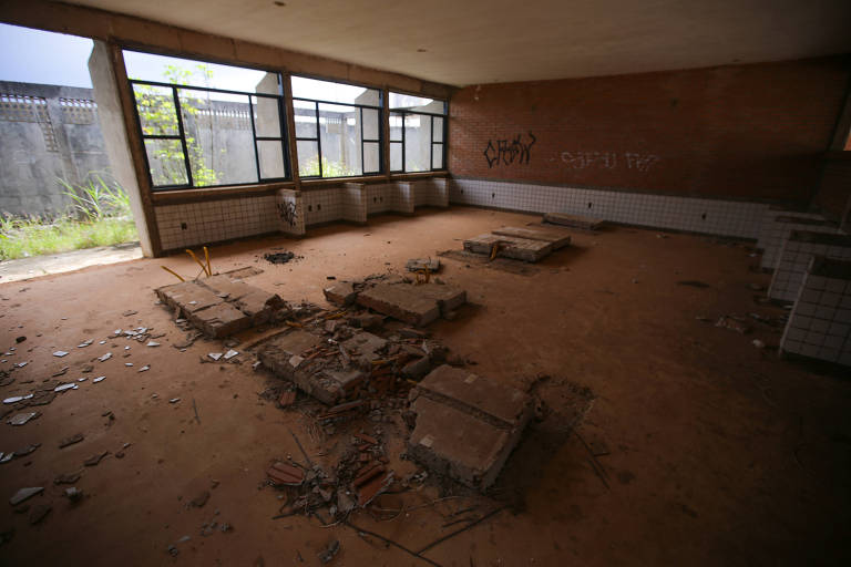 Prédio abandonado de escola planejada para atender estudantes do sexto ao nono ano e ensino médio na região de Mansões Odisseia, em Águas Lindas de Goiás (GO)