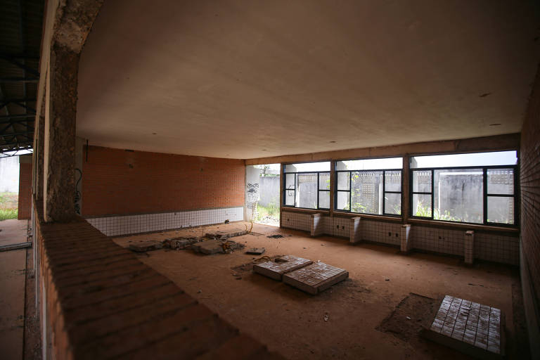 Prédio abandonado de escola planejada para atender estudantes do sexto ao nono ano e ensino médio na região de Mansões Odisseia, em Águas Lindas de Goiás (GO)