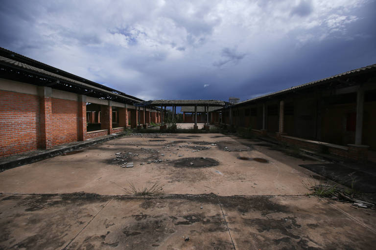 Prédio abandonado de escola planejada para atender estudantes do sexto ao nono ano e ensino médio na região de Mansões Odisseia, em Águas Lindas de Goiás (GO)