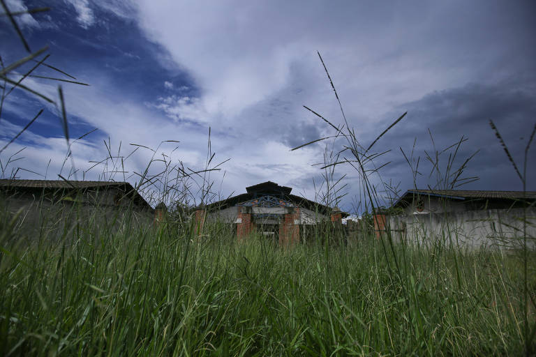 Prédio abandonado de escola planejada para atender estudantes do sexto ao nono ano e ensino médio na região de Mansões Odisseia, em Águas Lindas de Goiás (GO)
