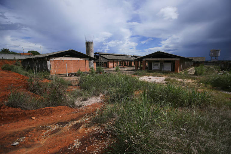 Prédio abandonado de escola planejada para atender estudantes do sexto ao nono ano e ensino médio na região de Mansões Odisseia, em Águas Lindas de Goiás (GO)