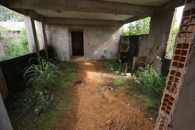 Prédio abandonado de escola planejada para atender estudantes do sexto ao nono ano e ensino médio na região de Jardim América, em Águas Lindas de Goiás (GO)