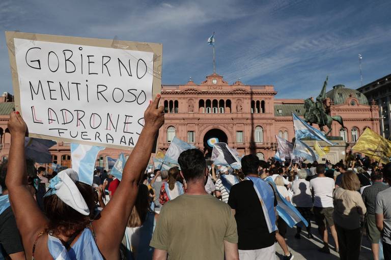 Manifestantes protestam, em frente à Casa Rosada, contra o governo devido a escândalo sobre vacinas contra o coronavírus
