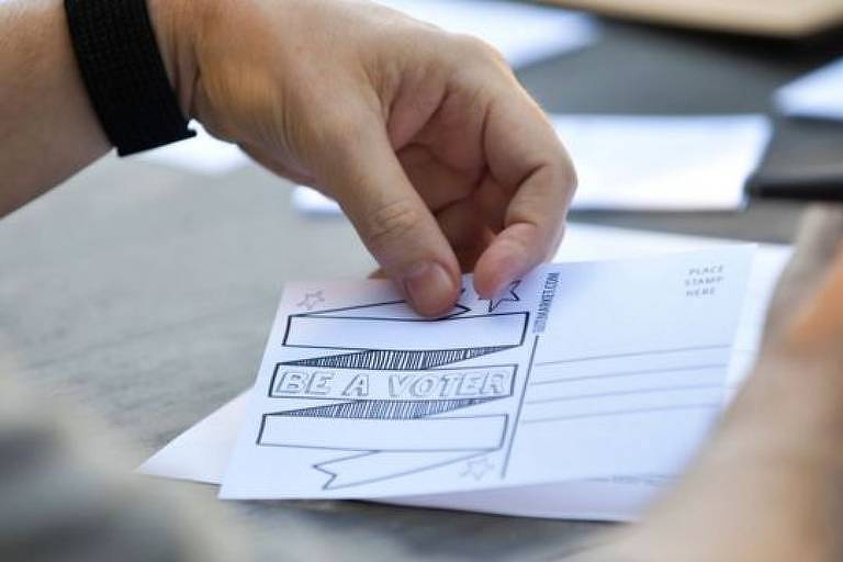 Sweeny canalizou sua ansiedade em relação à política escrevendo cartões para incentivar as pessoas a votar