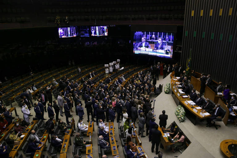 Parlamentares do PSOL protestam contra Jair Bolsonaro no momento em que ele inicia discurso na abertura do ano legislativo no plenário da Câmara 