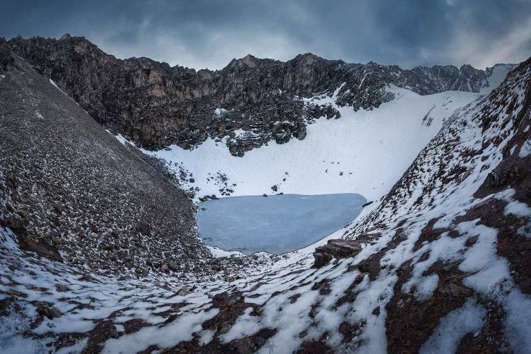O lago Roopkund está localizado em uma encosta na cordilheira do Himalaia