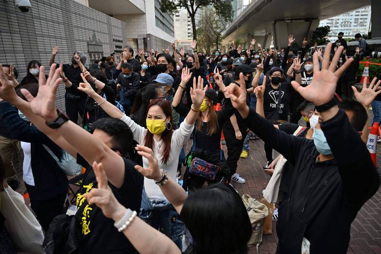 Centenas protestam contra prisão de ativistas acusados de subversão em Hong Kong