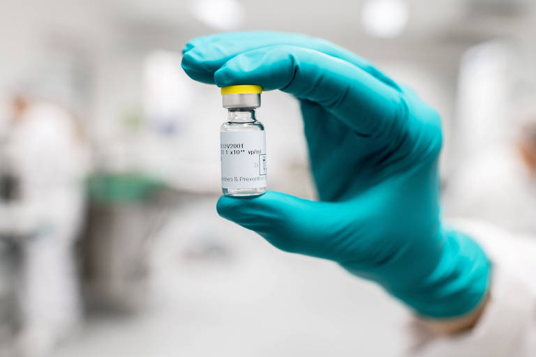 Um técnico de laboratório segura uma ampola da vacina da Janssen, grupo farmacêutico do laboratório Johnson & Johnson, contra a Covid-19.