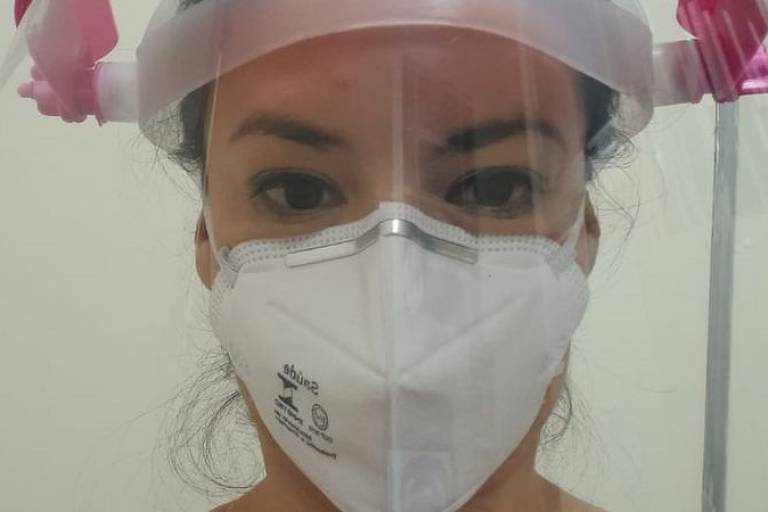 Médica com máscara e face shield