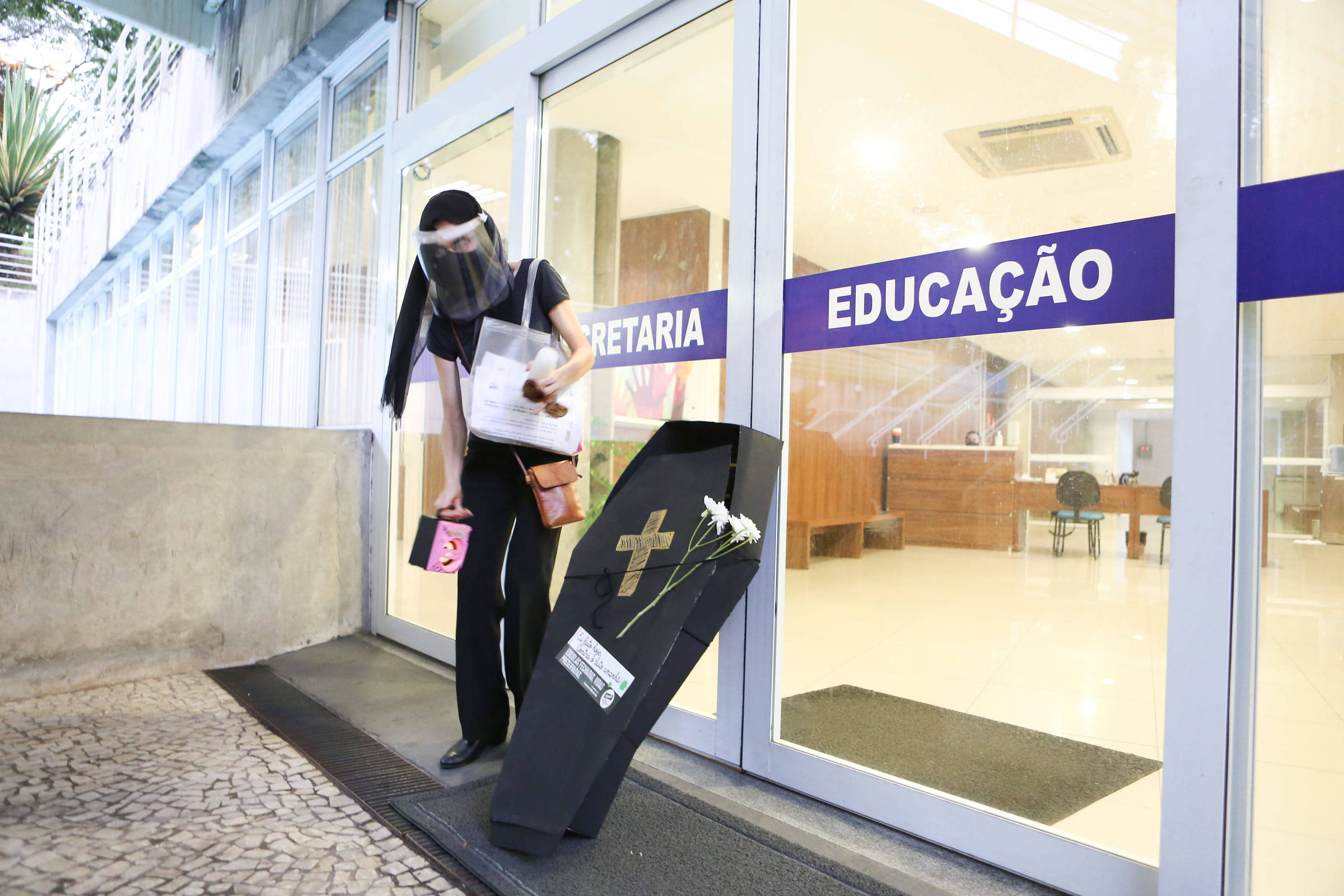 Professores fazem protesto contra aulas presenciais em São Caetano