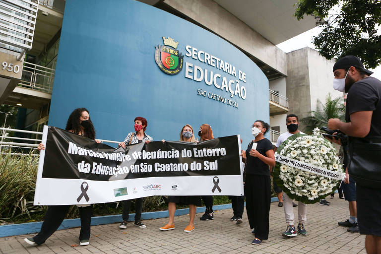 Durante a manifestação, professores fizeram "enterro" simbólico da educação no município