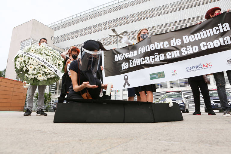 Durante a manifestação, professores fizeram "enterro" simbólico da educação no município
