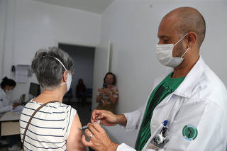 Vacinação em posto de saúde na zona sul de SP