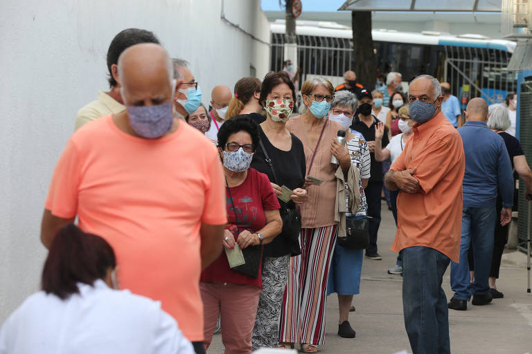 Fila para vacinação na UBS Cupecê, na zona sul de São Paulo