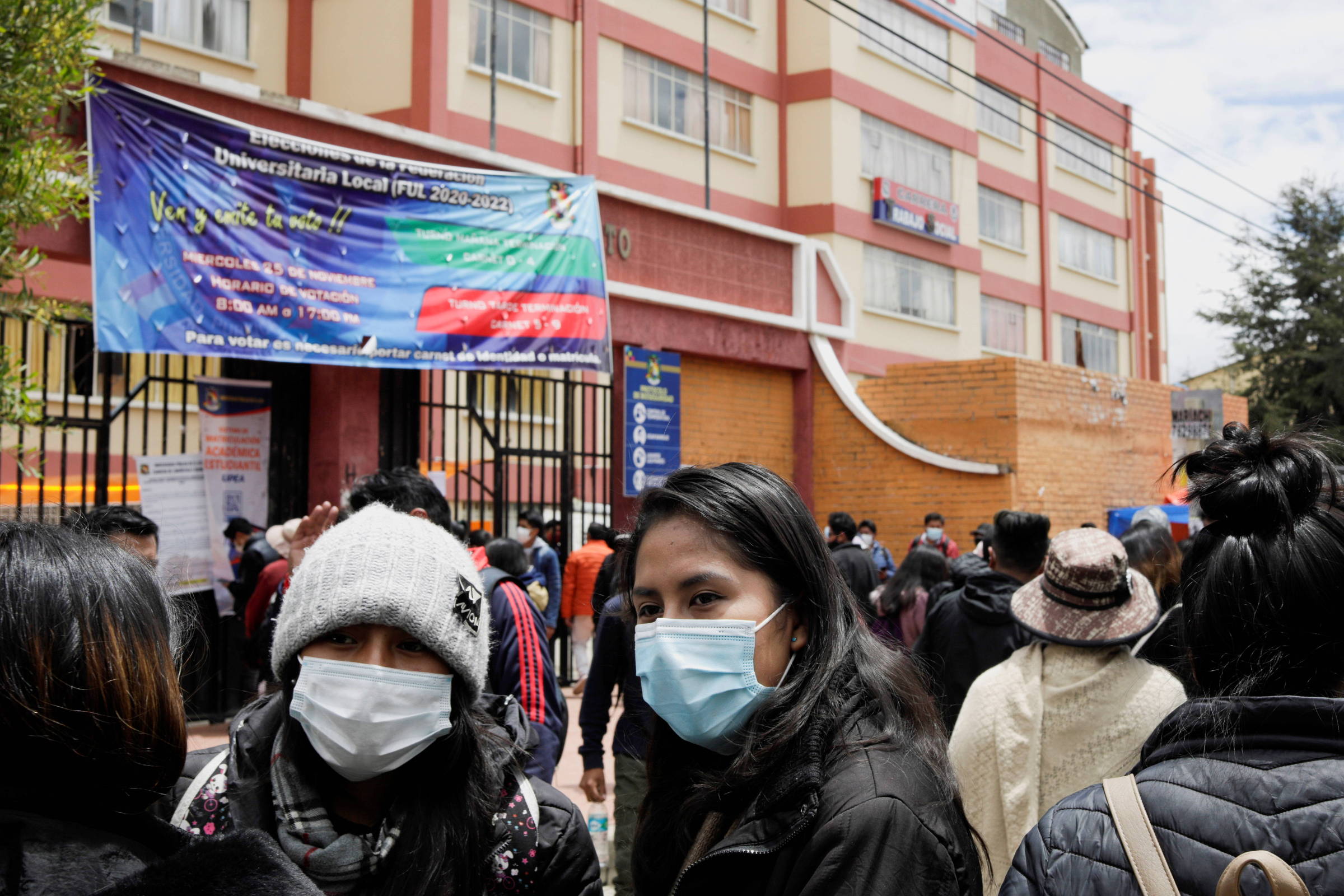 Photo of Najmenej 7 študentov zomrelo po páde zo 4. univerzitného poschodia v Bolívii – 3. 3. 2010 – Svet