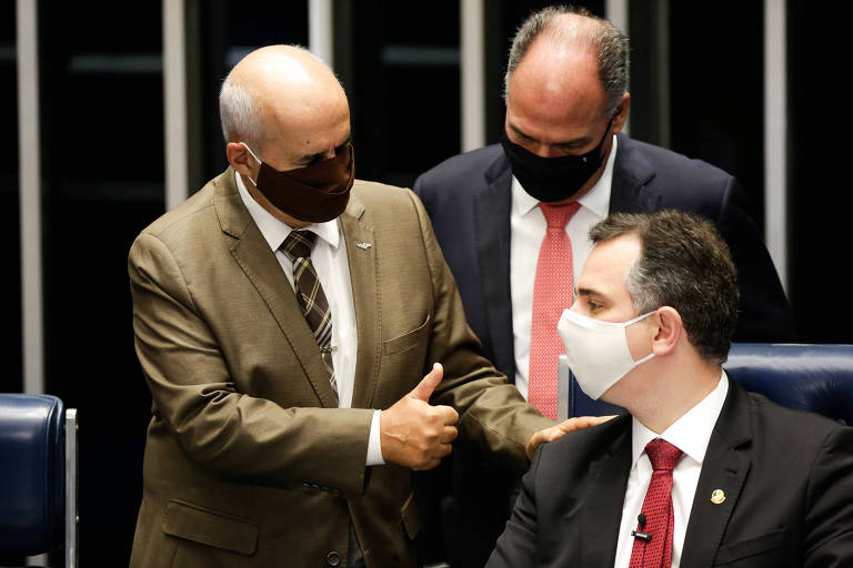 Senador Fernando Bezerra (MDB-PE), líder do governo, junto do Presidente do senado, Rodrigo Pacheco, durante Sessão que analisa PEC emergencial 