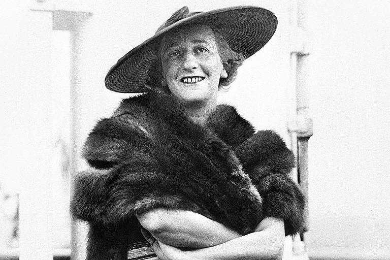 A escritora americana Lillian Hellman posa para foto em 1936