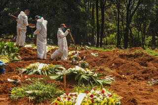 Sepultadores trabalham no cemitério de Vila Formosa, na capital paulista