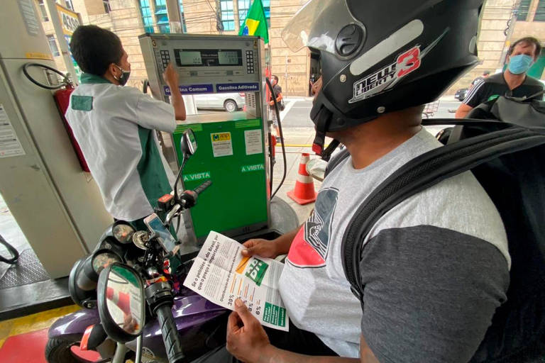Petroleiros realizam venda subsidiada de gasolina no bairro da Sé, região central de São Paulo (SP)