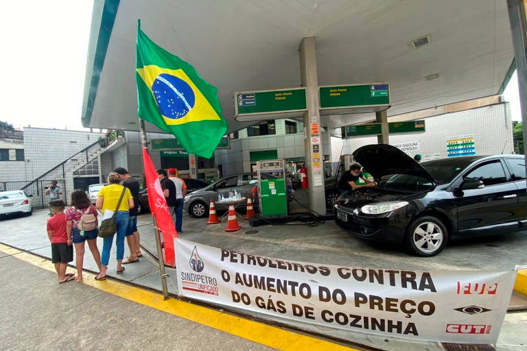 Petroleiros realizam venda subsidiada de gasolina no bairro da Sé, região central de São Paulo (SP)